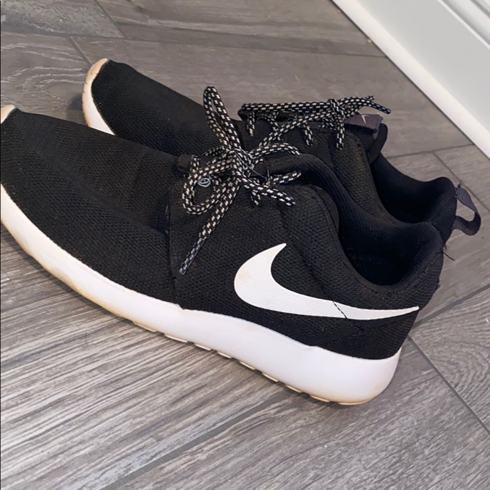 Black nike shoes
